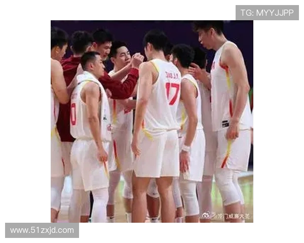 中国男篮激战澳大利亚力争晋级奥运，球迷热议新一代主力球员表现