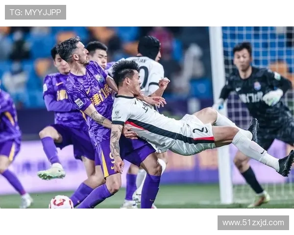 中国男足再启征程全新阵容亮相世预赛展现年轻力量与拼搏精神